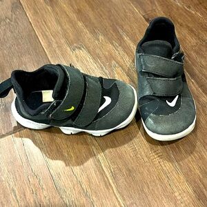 Toddler Nike sneakers Sz 6. EUC